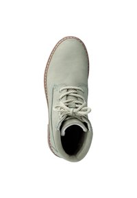 Bottine en suede vert clair avec un embout rond, surface texturée et lacets beiges, dotée d'une semelle cousue tan et d'une ouverture rembourrée.