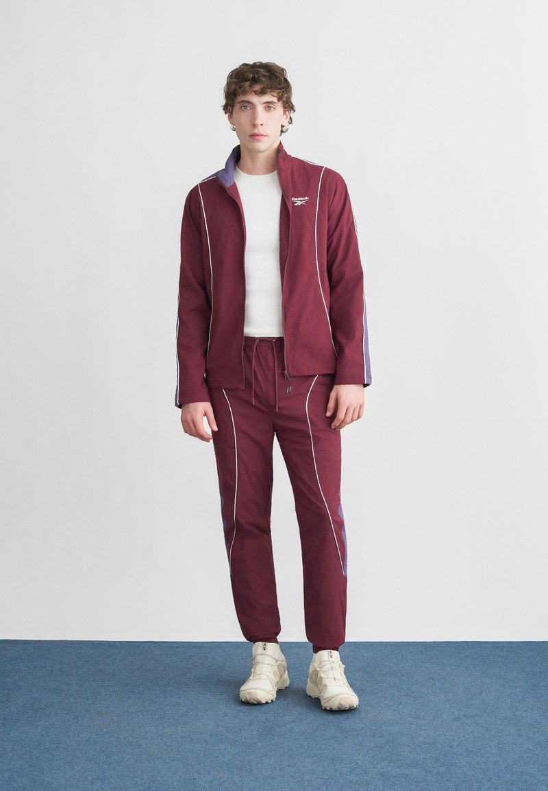 Reebok Classic SPORT STREET PIPING TRACK PANT - Teplákové kalhoty - black cherry