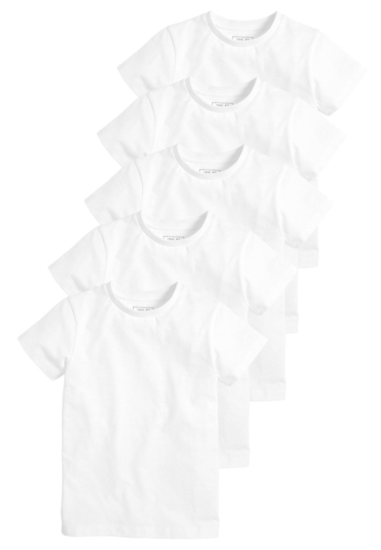 Cinq t-shirts en coton blanc unis empilés, avec des manches courtes et des cols ronds. Texture lisse, design simple.