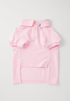Helles rosa Polohemd aus strukturierter Baumwolle mit umgeschlagenem Kragen, zwei Knopfverschluss und einem kleinen blauen Logo auf der oberen linken Seite. Kurze Ärmel.