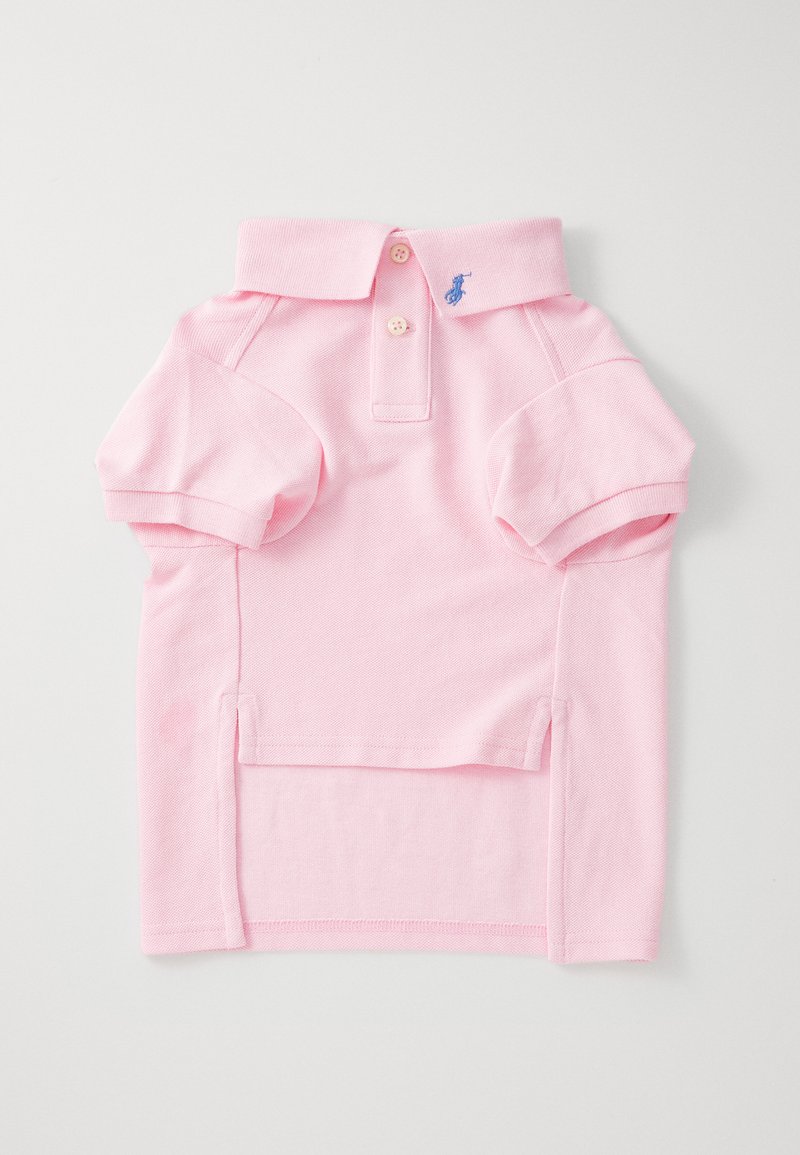 Ανοιχτό ροζ πόλο μπλουζάκι φτιαγμένο από textured βαμβάκι με πλισέ γιακά, δύο κουμπιά και μικρό μπλε λογότυπο στο πάνω αριστερά. Κοντά μανίκια.