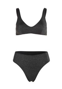 Čierny bikinový set so lesklým povrchom; horná časť má hlboký výstrih do V a úzke ramienka; spodná časť má vysoký pás a jednoduchý dizajn.