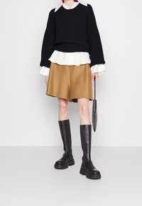Won Hundred Neule - black