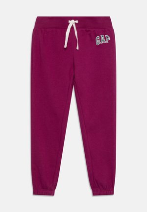 Mørkerøde joggingbukser med elastiske manchetter, en hvid snor i taljen og et hvidt GAP-logo øverst til venstre.