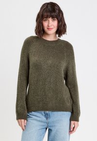 Pull en tricot vert olive avec un col rond, des manches longues et des poignets côtelés, présentant une finition douce et texturée.