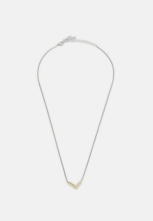Collier en chaîne argentée avec un pendentif en forme de V doré géométrique, orné d'accents texturés et d'une rangée de petites pierres scintillantes.