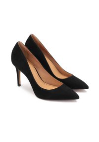 Juodos suedes aukštakulniai bateliai su smailiu nosimi, lygiu vidiniu pamušalu ir plonu stiletto kulnu. Paprastas, elegantiškas dizainas be matomų metalinių detalių.