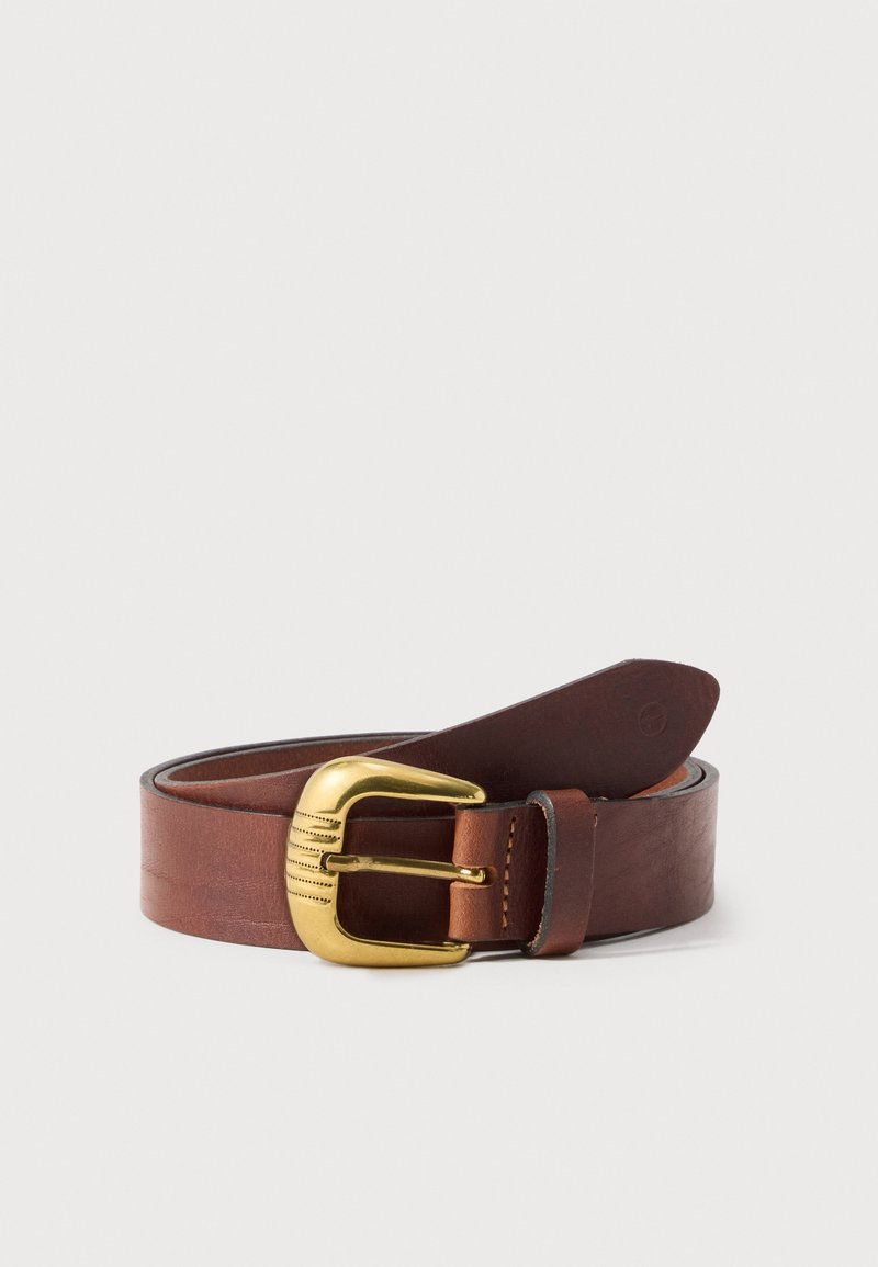 Ceinture en cuir marron roulée avec une boucle en métal doré poli présentant des détails de lignes gravées.