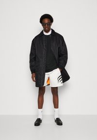 adidas Originals ATL SHORTS - Calças de fato de treino - cloud white