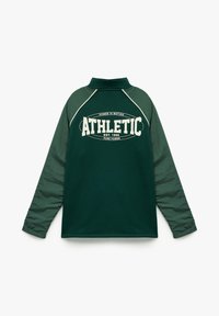Grüner Trainingspullover mit hohem Kragen, langen Raglanärmeln und einem strukturierten Muster auf den Ärmeln. Großer weißer "ATHLETIC"-Druck auf der Rückseite.