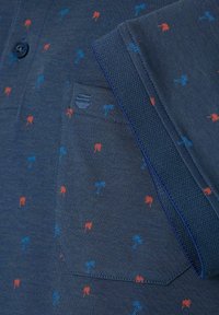 Granatowa koszulka polo z małymi niebieskimi i czerwonymi wzorami palm, teksturowanym kołnierzykiem oraz kieszenią z przodu z detalem logo.