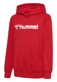 Roter Kapuzenpullover aus weichem Stoff mit einer Vorderseite-Tasche, langen Ärmeln und einem weißen Logo auf der Brust. Glatte Textur und lässiges Design.