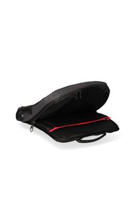 Borsa per laptop nera con un'esterno liscio, presenta un accento rosso all'interno e una chiusura a cerniera. Dotata di una maniglia per un facile trasporto.