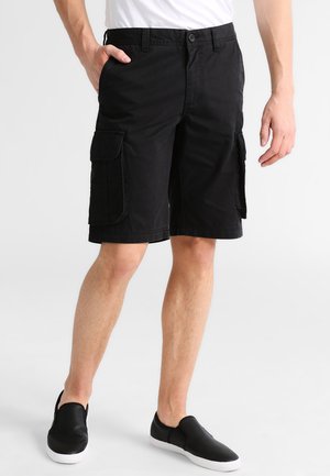 Shorts cargo noirs en coton, dotés de poches latérales et d'une coupe décontractée. La taille comprend des passants de ceinture et une fermeture à bouton.