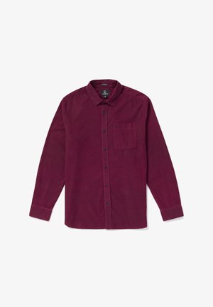Chemise à manches longues, boutonnée, de couleur rouge foncé avec un motif à carreaux subtil et une seule poche poitrine.