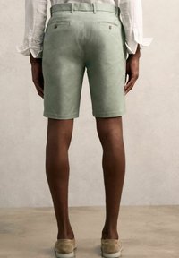 Reiss REGULAR FIT-WICKET WITH STRETCH - Pantaloni scurți - pistachio