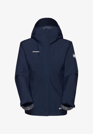 Marineblauwe waterdichte jas met capuchon, voorzien van een rits aan de voorkant, elastische manchetten en logo-accenten op de borst en mouw. Gladde textuur.