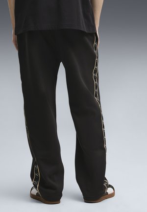 Puma, ESSENTIALS ELEVATED TAPE RELAXED HOSE - Træningsbukser - black