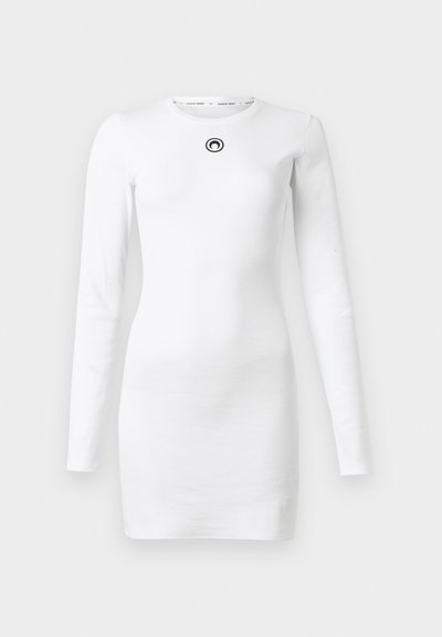 Biała sukienka z długim rękawem o dopasowanym kroju, prążkowanej fakturze, okrągłym dekolcie i okrągłym logo na wysokości klatki piersiowej.