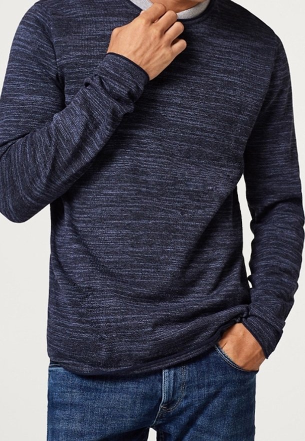 Maglietta a maniche lunghe blu navy con una finitura testurizzata e melangiata, con colletto rotondo, abbinata a denim. Presenta una vestibilità slim e polsini a coste.