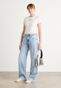 Tommy Jeans SLIM ESSENTIAL LOGO TEE - Basic T-shirt - ecru