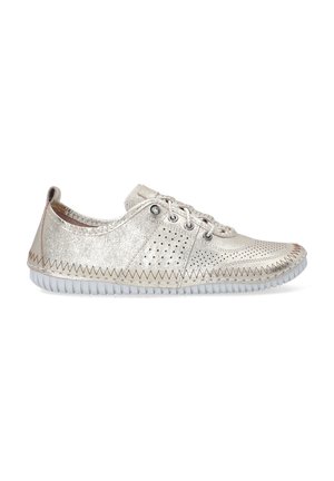 Metallisch silberne Schnürschuhe mit einer strukturierten Oberfläche, perforierten Details und Zickzacknähten an der Sohle. Abrundete Zehenpartie mit flexibler Gummisohle.