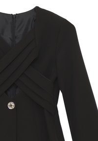 Abito nero a maniche lunghe con dettaglio a V sovrapposto e bottone a forma di stella argentato sul davanti, dotato di zip invisibile sul retro.