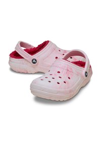 Różowo-białe klapki z puszystym czerwonym wyściółką, wyposażone w liczne otwory wentylacyjne oraz tylny pasek zapewniający pewne dopasowanie. Teksturowana podeszwa.