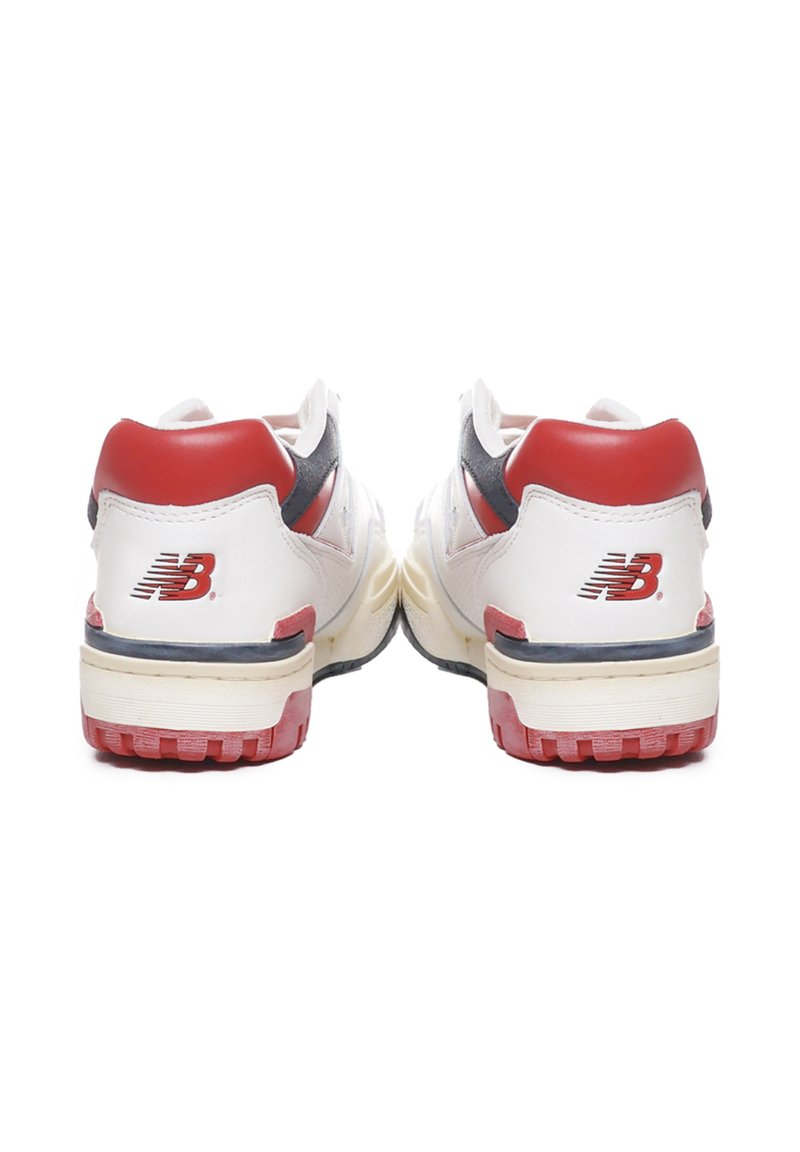 Weiße Leder Sneaker mit roten und grauen Akzenten, gepolstertem Kragen, Logo an der Ferse, dickem Gummisohle und strukturierter Profilsohle.