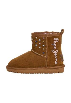 Brązowe zamszowe botki za kostkę z ozdobnymi metalowymi ćwiekami, różowym wyściółką i haftowanym logo "Pepe Jeans" z boku. Płaska gumowa podeszwa.