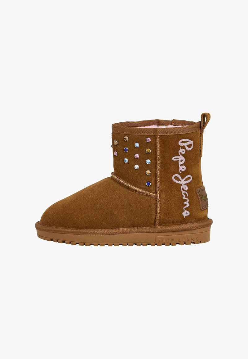 Pruunilt sametisest nahast ankle saapad, millel on dekoratiivsed metallist nupud, roosa vooder ja küljes broderitud "Pepe Jeans" logo. Lamest kummist talla.