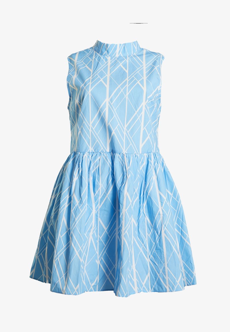 Vaaleansininen puuvillamekko, jossa on hihaton muotoilu, korkea kaula-aukko ja valkoisia geometrisia viivoja; kerätty hameosan muotoilu luo liehuvan siluetin.