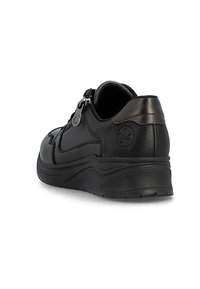 Zapato de cuero negro con punta redondeada, cierre lateral con cremallera y un tacón texturizado. Incluye una plantilla acolchada y un diseño de suela curvada.