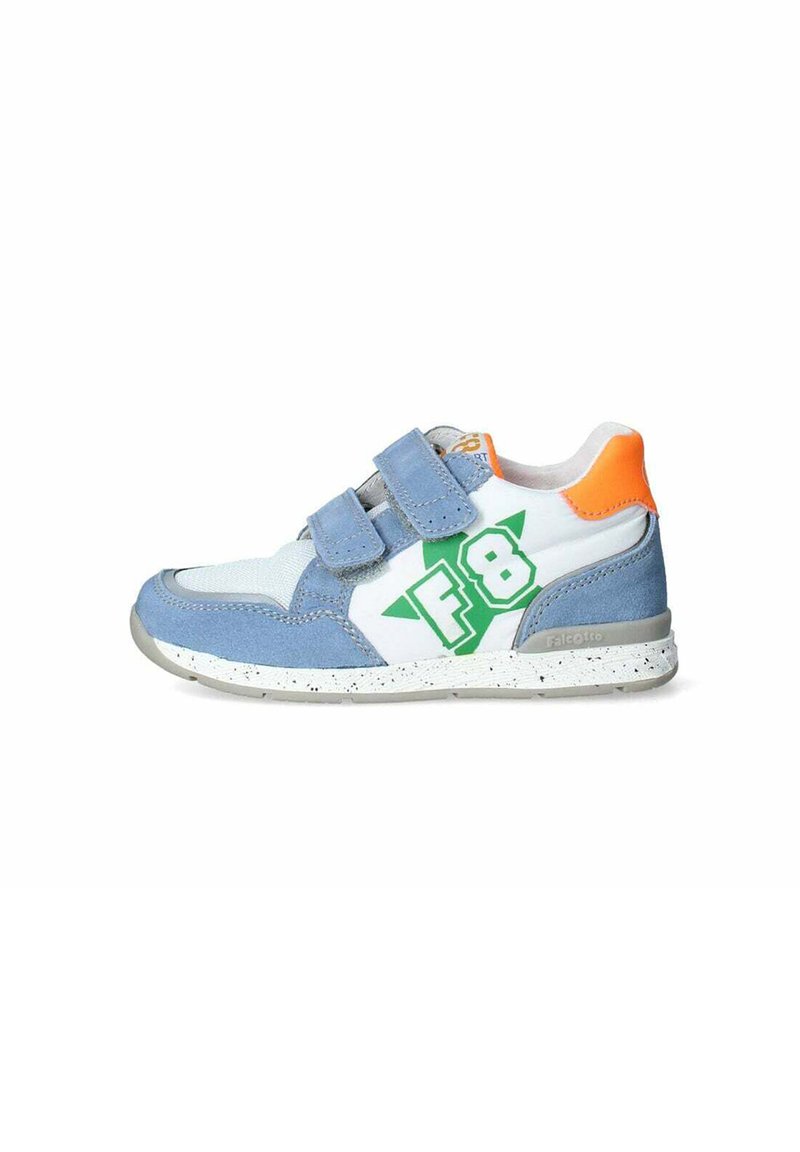 Sneaker blu scamosciato e mesh bianco con grafica verde "F8", accenti arancioni e doppie cinghie in velcro su una suola maculata.