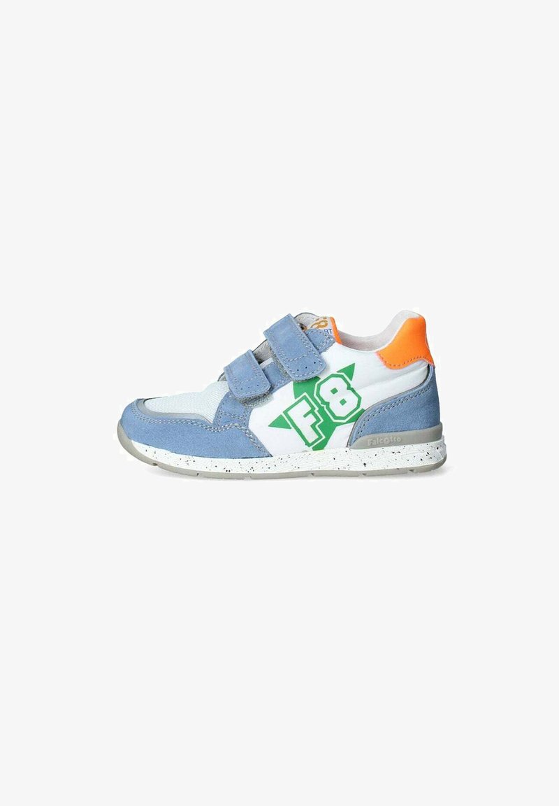 Sneaker blu scamosciato e mesh bianco con grafica verde "F8", accenti arancioni e doppie cinghie in velcro su una suola maculata.
