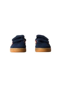 Paire de baskets enfant bleu marine avec des accents orange et des semelles en caoutchouc marron, vues de face sur fond blanc.