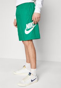 Nike Sportswear CLUB - Pantaloni de trening - malachite/white