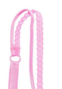 Correa para perros de color rosa con una textura suave y brillante y un borde decorativo de encaje. Presenta un resistente anillo de metal para sujetar collares o arneses.