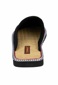 Schwarzer Slipper-Sandal mit gep wovenem Strohsoul, umrandet von einem roten Akzent und einem schwarz-weißen Hahnentrittmuster, mit einem Markenlabel.