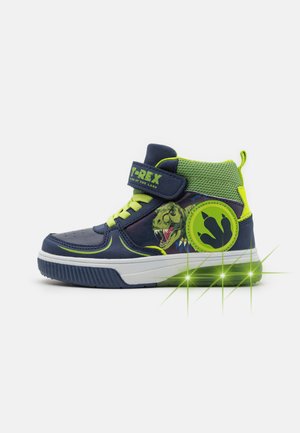 - Sneakersy wysokie