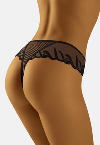 Schwarzer Spitzen-Tanga mit transparentem Design und gewellten Akzenten. Die Rückseite hat einen minimalen Schnitt und feine Mesh-Details.