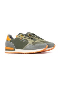 Zapatillas verdes y grises con acentos naranjas, materiales de ante y malla, forma redondeada, suelas de goma gruesas y cordones en contraste.