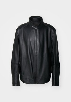 Giacca di pelle nera con colletto alto, chiusura frontale con zip e tasche laterali. Presenta una texture liscia e una vestibilità su misura.