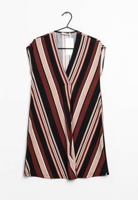 Vestido de manga corta y escote en V que presenta rayas diagonales en tonos de rojo oscuro, beige y negro, con una tela suave y un dobladillo recto.