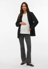 Must bleiser valge t-särgi peal, koos hallide laiade teksade ja mustade baleriinikingadega. Riietus on leebelt lõdva istuvusega ja vabaaja stiilis.