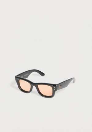 Czarne prostokątne okulary przeciwsłoneczne Ray-Ban z jasnoróżowymi soczewkami leżące na białej powierzchni.