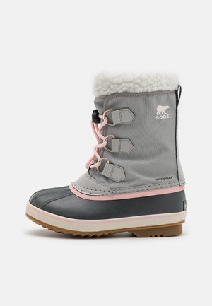 Szare wodoodporne zimowe buty z sztucznym futrem przy kołnierzu, różowymi akcentami, gumową dolną częścią i trzema metalowymi oczkami do sznurowania. Teksturowana podeszwa.
