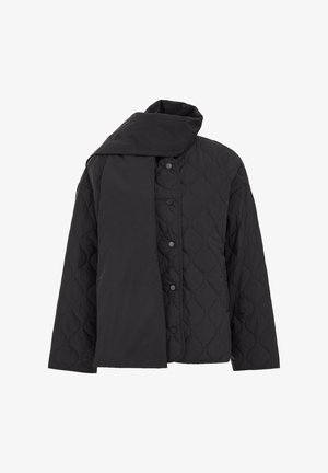 Schwarze gesteppte Jacke mit hohem Kragen und passendem Schal. Verfügt über Druckknöpfe und eine weiche Textur. Einfaches Design ohne Muster.