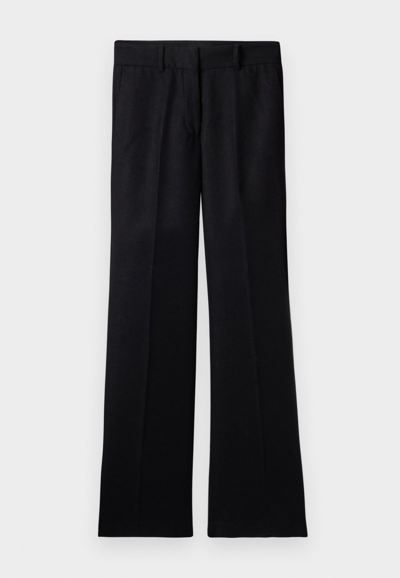 Pantaloni neri a campana con una texture liscia, dotati di una parte anteriore piatta, passanti per la cintura e una vita sagomata. Senza motivi o grafiche visibili.