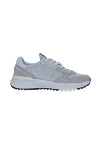 Scarpa da atletica grigia che presenta una combinazione di materiali lisci e scamosciati, design con lacci, suola imbottita e battistrada testurizzato.